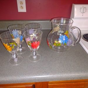 Glass pitcher with four glasses